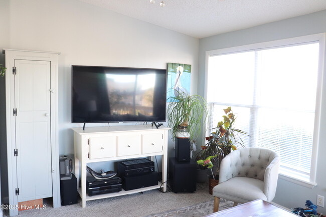 Building Photo - 303 Channel Dr