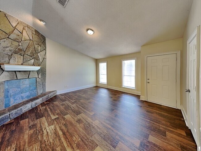 Foto del edificio - 3101 Park Creek Ct