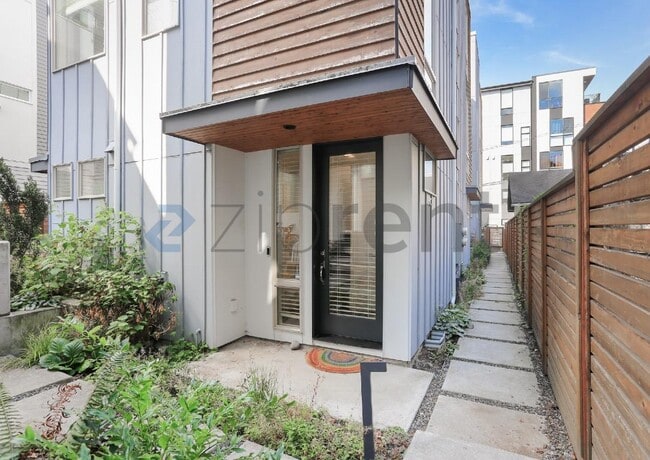 Building Photo - Unit Unit C