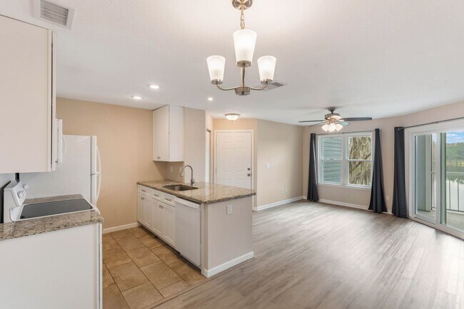 Foto del edificio - Beautiful LAKEFRONT Condo in Lake Mary ~ New Kitchen, New Flooring, Gated Community!