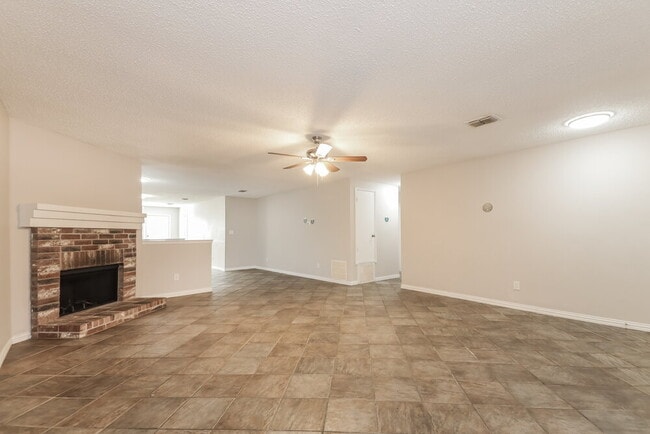 Foto del edificio - 4407 Cedar Crest Dr