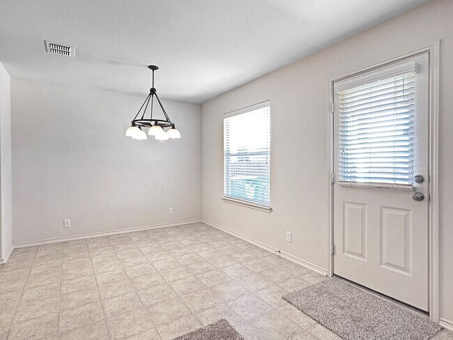 Foto del edificio - Charming 4-Bedroom Living in Desirable Converse Area