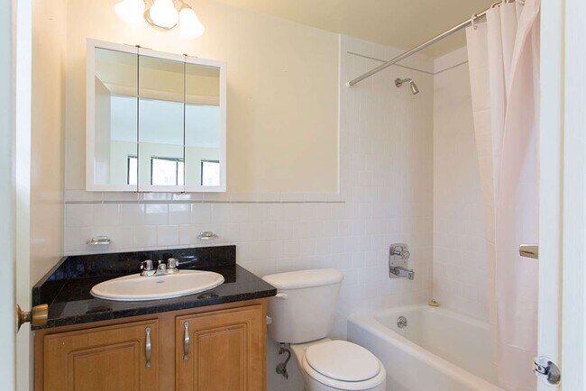 Foto del edificio - 320 Hammond Pond Pkwy