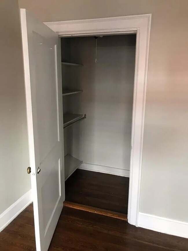 Vestidor - 3250 Nash Ave