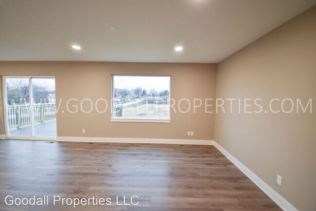 Building Photo - 5 br, 3.5 bath House - 1000 Warren St