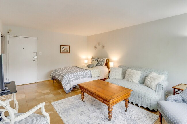 Building Photo - 2710 Macomb St NW