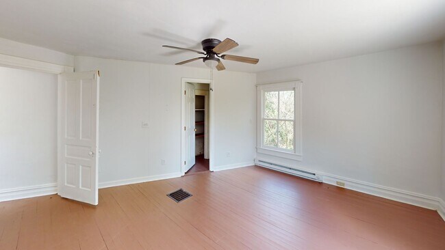 Building Photo - Country living near Crozet!