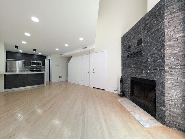 Building Photo - 939 W Grace St