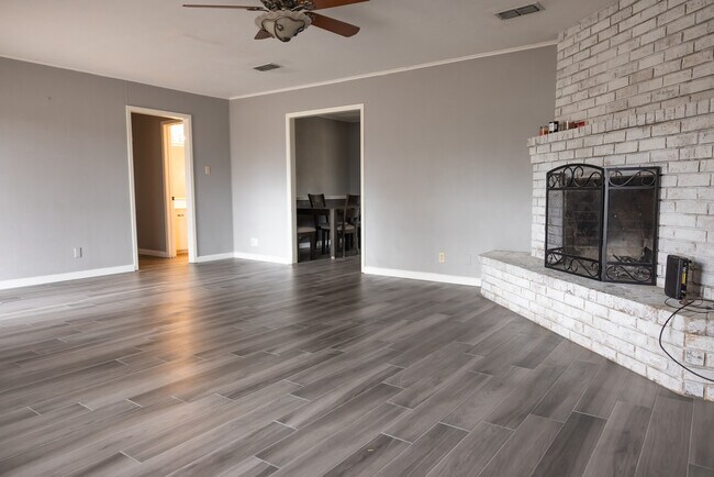 Building Photo - 110 Redbud Dr