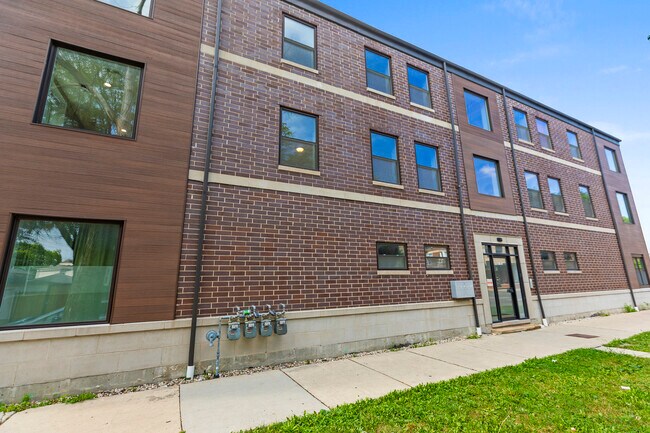 Foto del edificio - 3701 W Diversey Ave