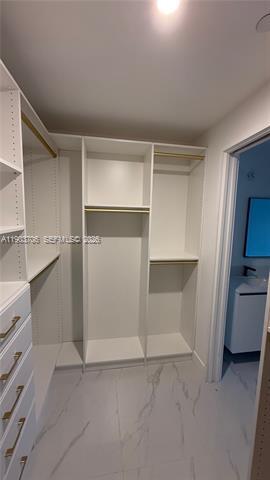 Foto del edificio - 700 NE 24th St