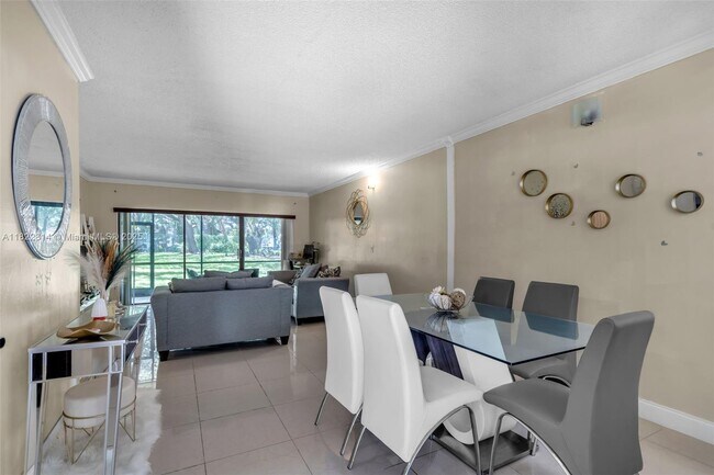 Foto del edificio - 451 Ives Dairy Rd