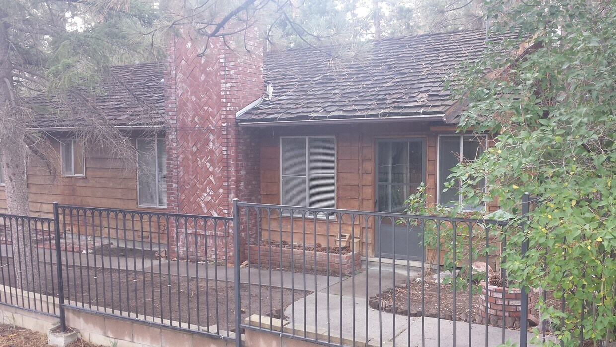 Foto principal - Single level 2 bedroom with 2 car garage