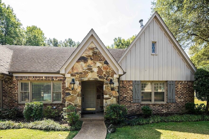 Primary Photo - 7691 McHenry Cir N