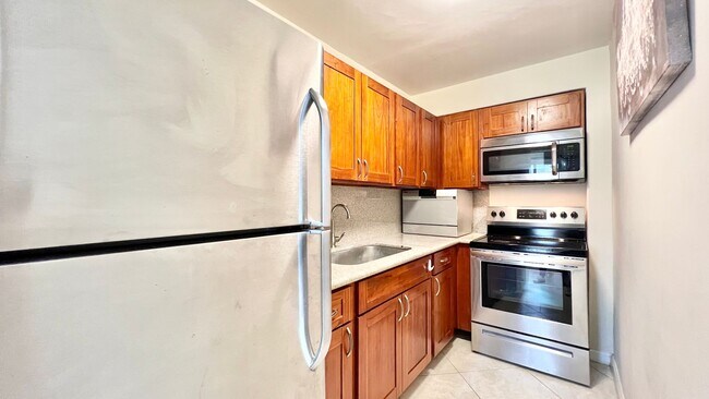 Foto del edificio - 1 BED/1 BATH OFF ALA WAI BLVD - PET FRIENDLY!