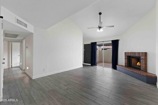 Foto del edificio - 2118 E Center Ln
