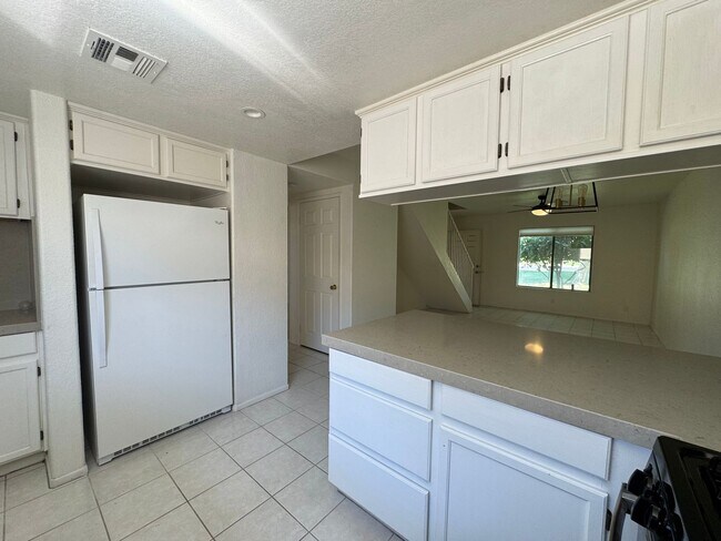Building Photo - Beautiful Palm Desert Gem!