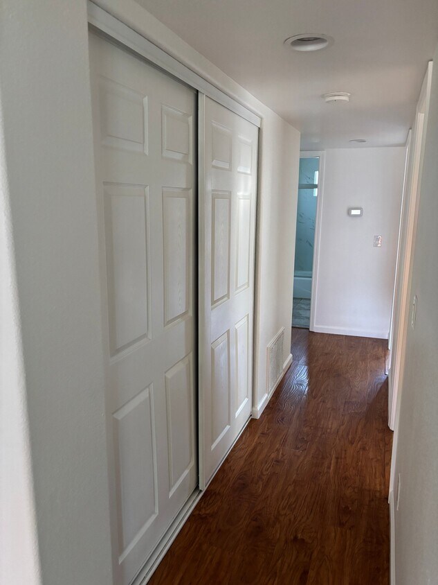Foto del edificio - 6031 Bourbon Dr