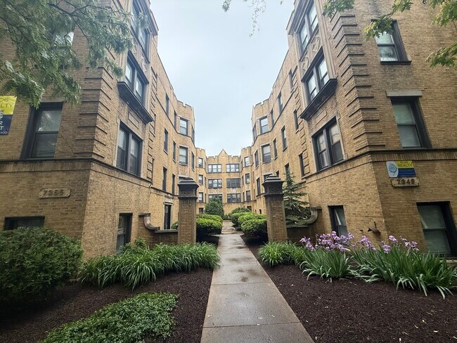 Foto del edificio - 7351 N Damen Ave