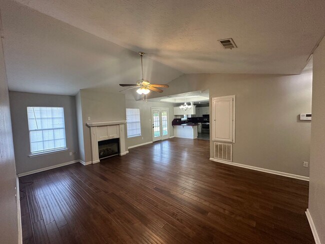 Foto del edificio - Spacious 3-Bedroom Home in the Heart of Cabot!