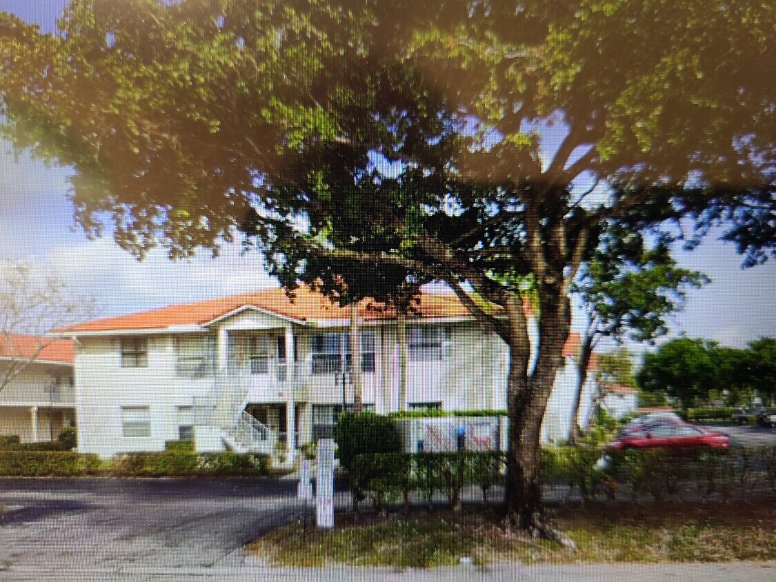 Primary Photo - 3538 N University Dr