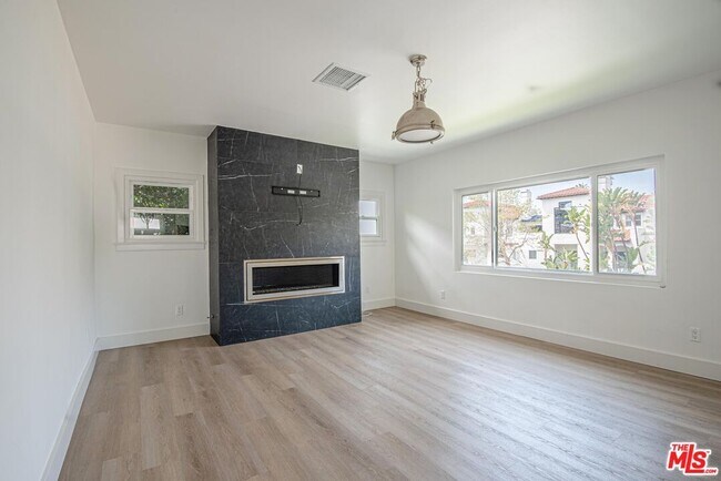 Foto del edificio - 1040 N Crescent Heights Blvd