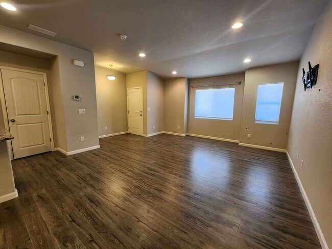 Foto del edificio - Beautiful 3/3/3 Home Near Fort Carson !!!