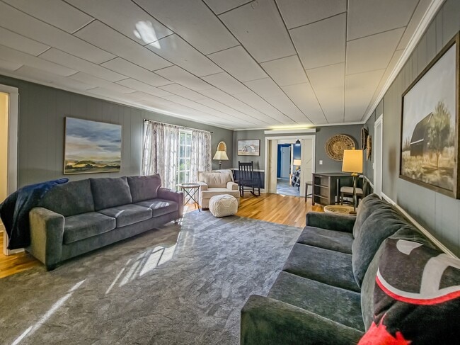 Building Photo - 405 12th St E