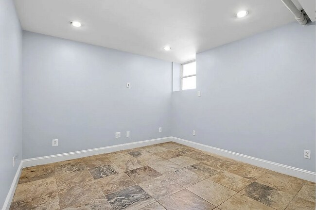 Foto del edificio - 1761 E 16th St