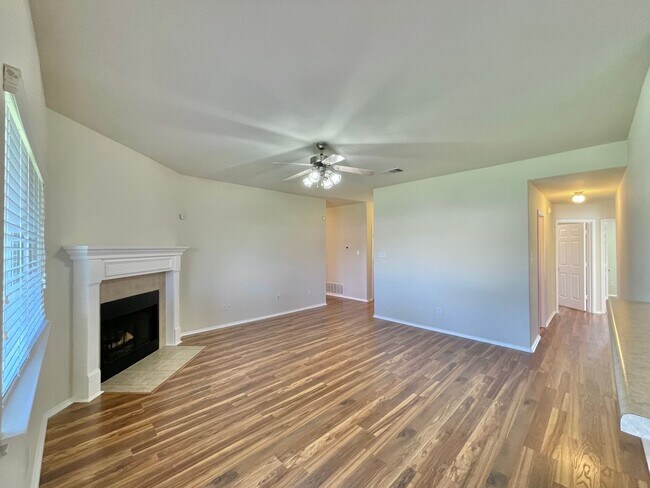 Foto del edificio - Viewable February 15th!  Small Pets Accepted!