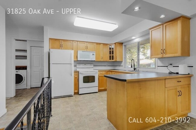 Building Photo - Bright Upper Suite