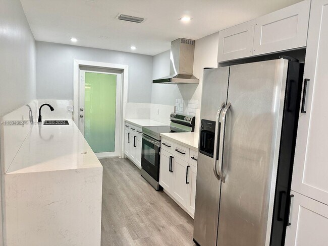 Building Photo - 330 Holloway Dr