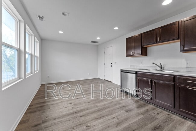 Photo - 1306 Woodlawn Ave Apartment