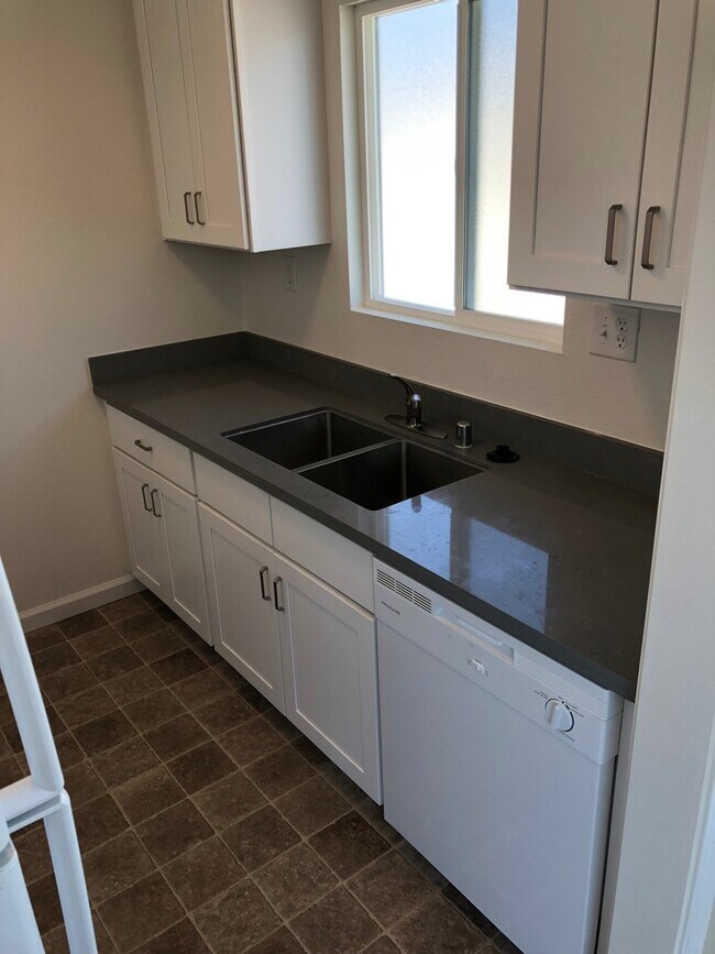 Building Photo - Beautifully Remodeled 2 Bed 1 Bath