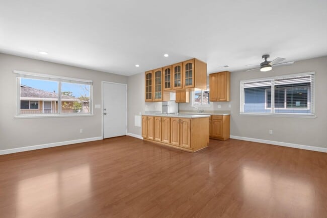 Building Photo - 2 bedroom/1 bath upstairs unit in desirabl...