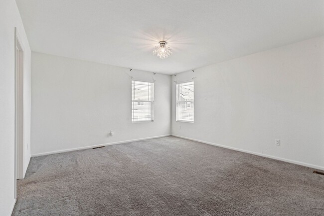 Building Photo - Open Floor Plan!
