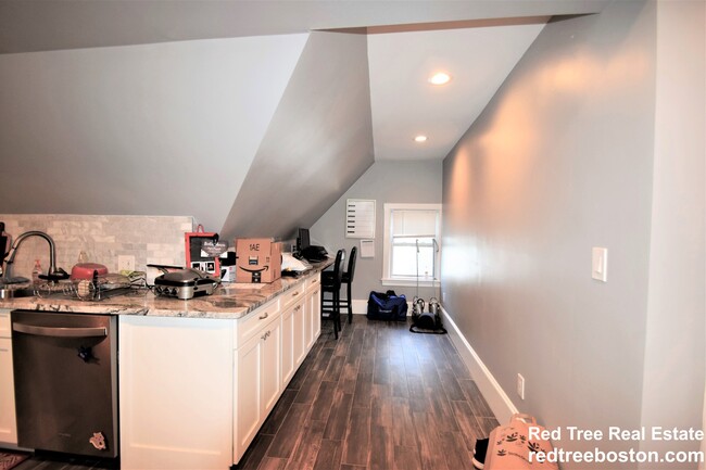 Apt 3 - 63 Mapleton St
