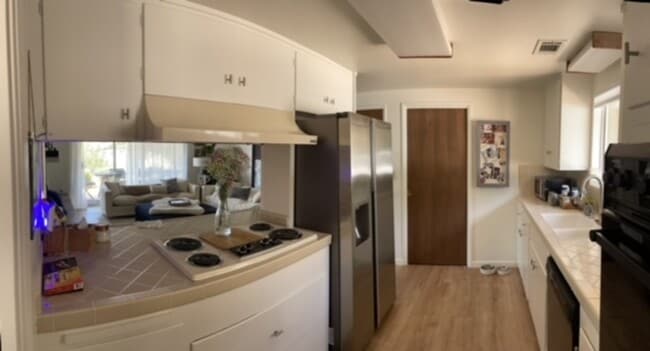 Building Photo - 4 Bed, 2 Bath Hillside House w/ New Floori...