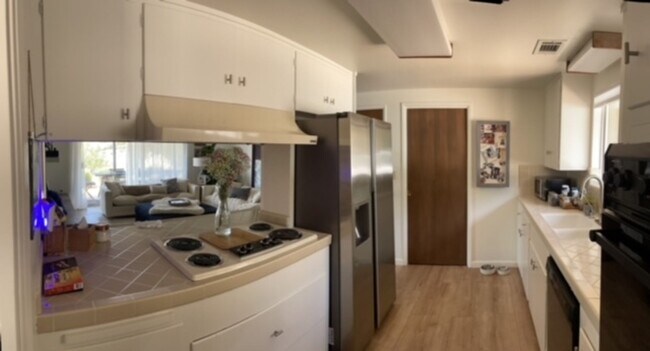 Foto del edificio - 4 Bed, 2 Bath Hillside House w/ New Floori...