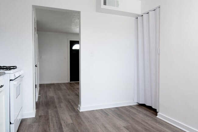 Foto del edificio - Three Bedroom Townhouse - With Central Air! Apply now~