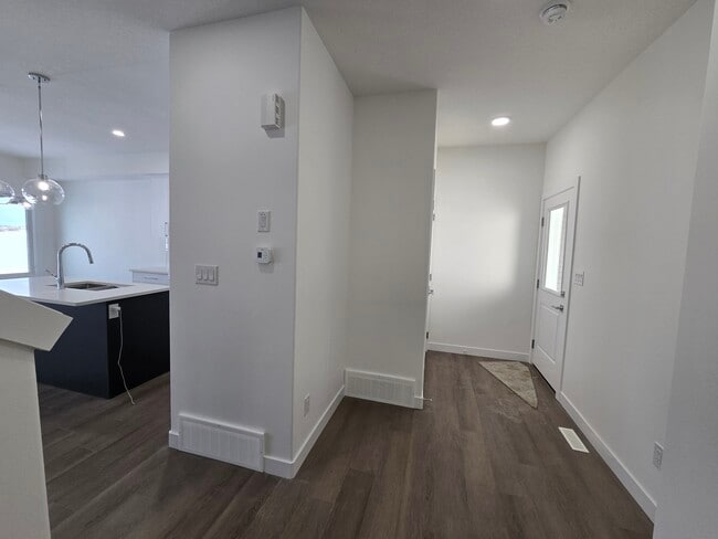 Building Photo - 313 Bluff Cove