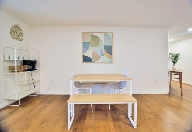 Comida - 2249 Grove St