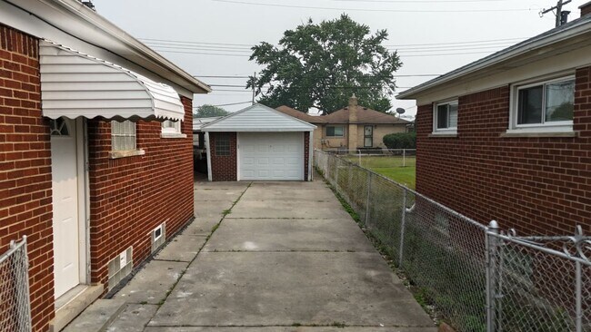 Foto del edificio - 18536 Holland Ave