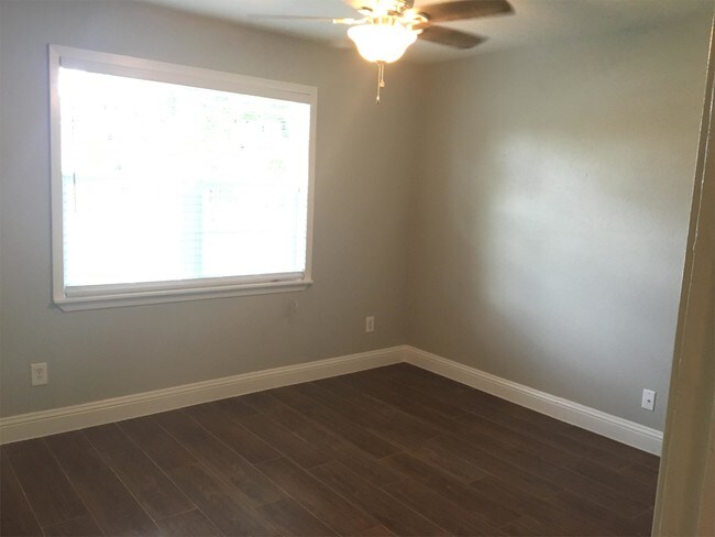 Building Photo - 220 Alpine Ct