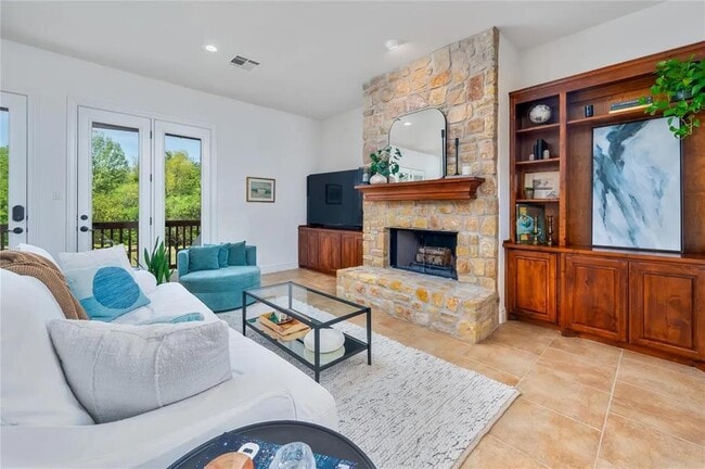 Building Photo - 15 Chandon Ln