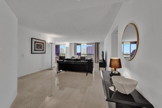 Foto del edificio - 3500 Mystic Pointe Dr