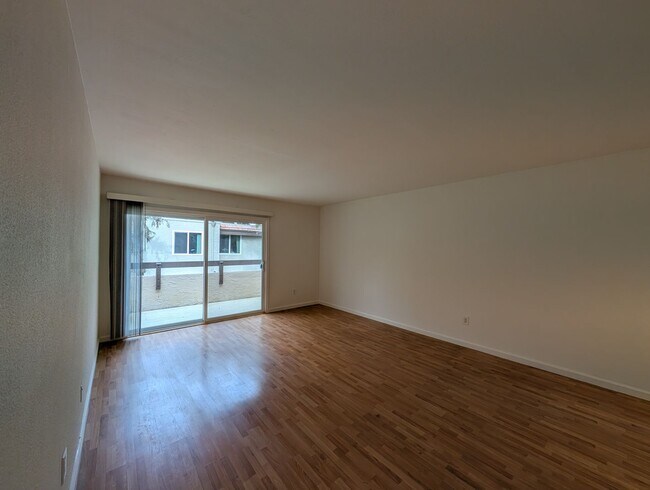 Foto del edificio - 3 bed / 2 bah Condo. Hardwood floor, forced heat, lots of HOA amenities