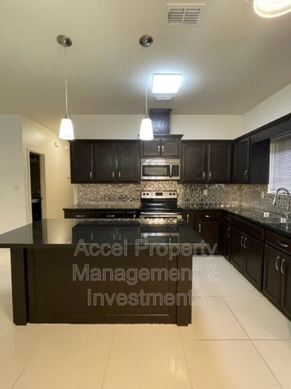 Building Photo - 1715 W Smith Dr