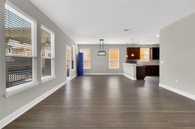 Foto del edificio - 900 Sawbuck Dr