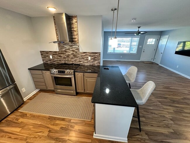 Foto del edificio - Beautiful House in Picadome! Off-Street Parking, W/D, Breakfast Bar, Deck, Fenced Backyard!